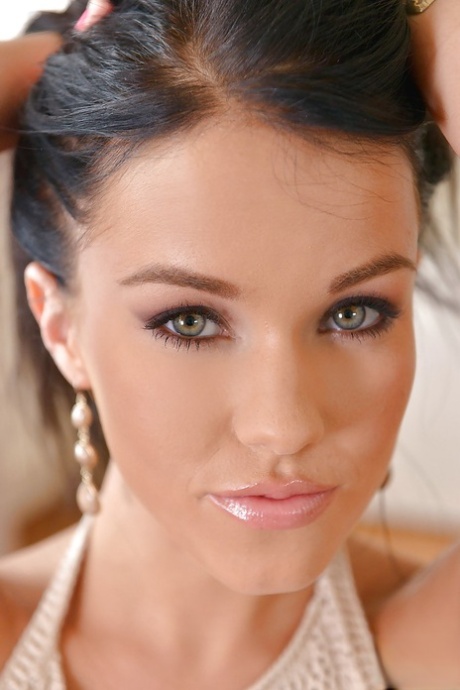 Брюнетка Меган Рейн раздевается догола, чтобы обнажить идеальную киску подростка 4