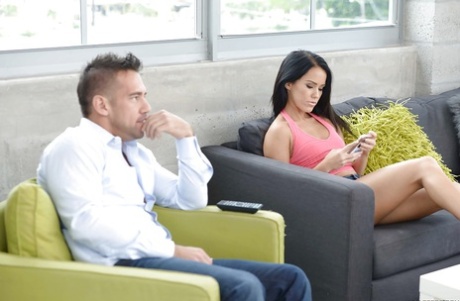 Молоденькая брюнетка Меган Рейн делает минет связанному веревкой мужчине, лижущему мяч 2