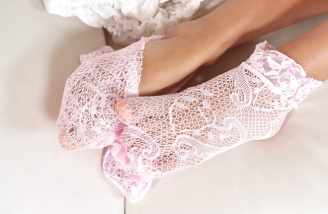 Очаровательная брюнетка в колготках раздвигает свою киску и попку 11