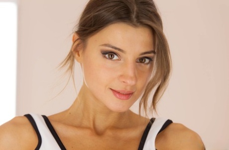 Симпатичная молоденькая Мелена Мария прикладывает вибратор к своей безволосой киске на стуле 3