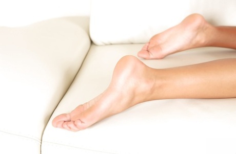 Длинноногая евро цыпочка Мелена Мария освобождает босые ноги от туфель и задницу от шорт 13