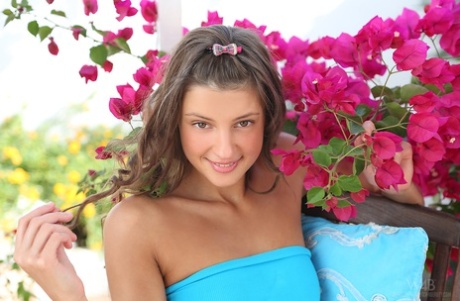 Невинно выглядящая девушка-подросток-это что угодно, только не теребит пальцами свою собственную задницу во внутреннем дворике 2