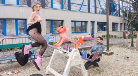 Молоденькая блондинка Мелоди Маркс занимается сексом сразу с парой симпатичных мужчин 4