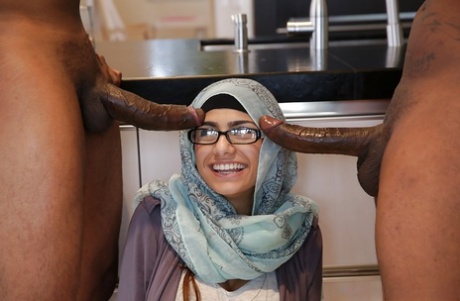 Ботаничка с большими сиськами Миа Халифа принимает на себя два члена в горячей групповухе втроем 5