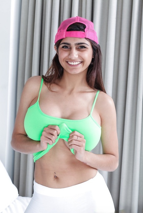 Пышногрудая красотка Миа Халифа раздвигает бритую киску после снятия штанов для йоги 4