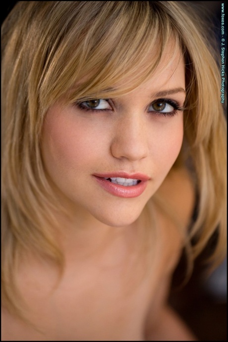 Красивая блондинка Миа Малкова соблазнительно позирует обнаженной 6