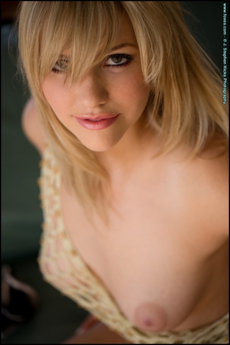 Красивая блондинка Миа Малкова соблазнительно позирует обнаженной 5