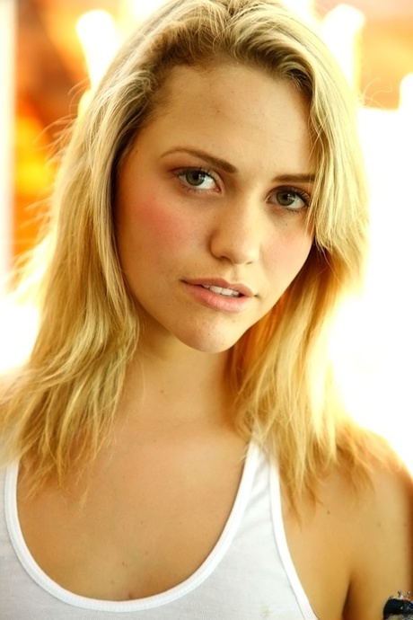 Молодая блондинка Миа Малкова демонстрирует свою гибкость в обнаженном виде 3