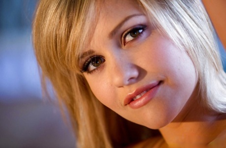 Желанная красотка-подросток с пышной попкой, снимающая свое нижнее белье 14