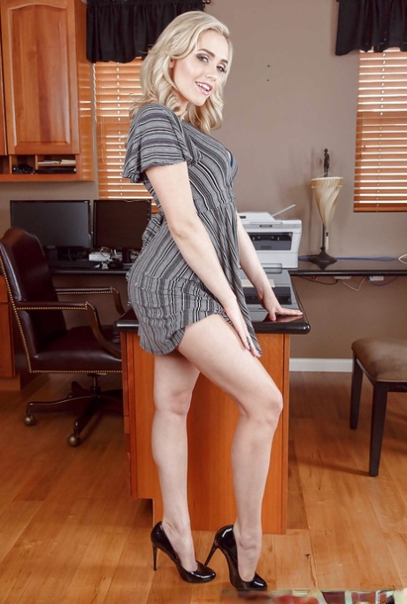 Белокурая порнозвезда Миа Малкова демонстрирует сексуальную попку, раздеваясь на столе 2