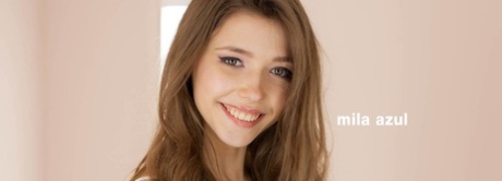 Красивая девушка-подросток обнажает свои большие сиськи и пизду во время примерки бикини 11