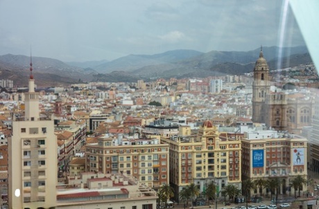 Молодая эротичная Мила в очках раздевается догола в витрине, показывая красивые сиськи 3