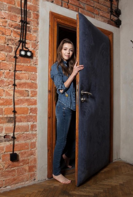 Молодая соло-девушка Миа И держит свои красивые сиськи, показывая свою лысую вагину 1