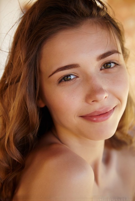 Худенькая девушка Мила Азул снимает свое платье, чтобы позировать обнаженной на столе для пикника 8