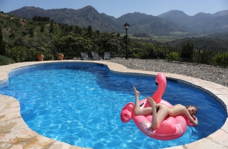 Милая девушка-подросток с большими натуральными сиськами показывает свою лысую пизду на надувном лебеде 9