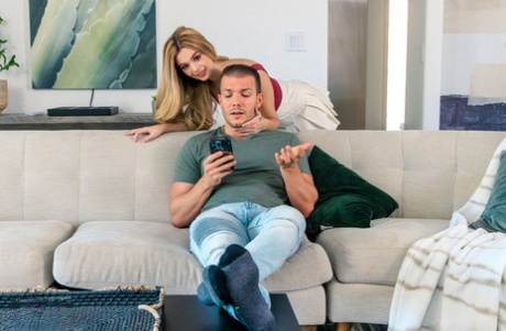 Молоденькая блондинка Молли Литтл служит столиком для своего сводного брата, прежде чем они трахнутся 1