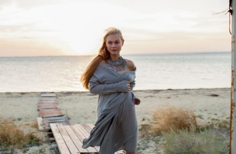 Едва законнорожденная блондинка Нэнси А полностью раздевается у океана 5