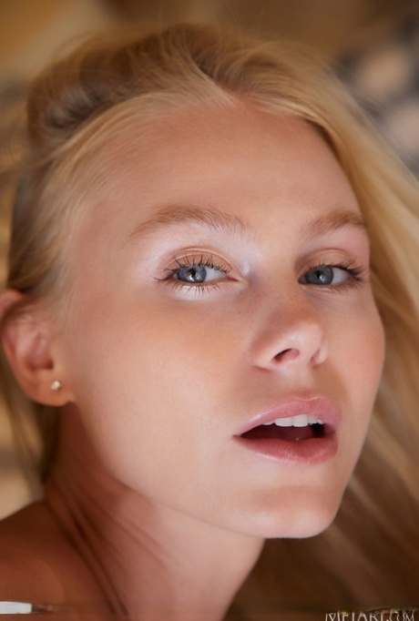 Красивая молоденькая блондинка Нэнси А полностью раздевается на Честерфилде 18