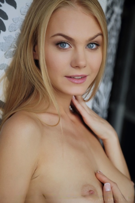 Десятилетняя девочка Нэнси А- это больше, чем просто симпатичное личико, так как у нее тоже есть красивые сиськи 8