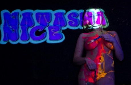 Соло-девушка Наташа Найс играет со своими большими сиськами под черным освещением 8