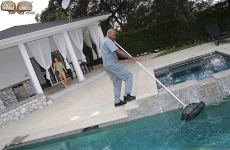 Грудастая брюнетка снимает свое бикини, чтобы заняться горячим межрасовым трахом и поеданием спермы 1