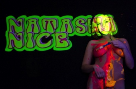 Соло-девушка Наташа Найс играет со своими большими сиськами под черным освещением 9