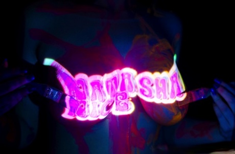 Соло-девушка Наташа Найс играет со своими большими сиськами под черным освещением 11