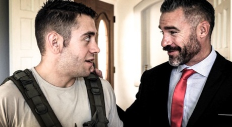 Грудастая молоденькая Наташа Найс участвует в жестком сексе сразу с двумя мужчинами 3