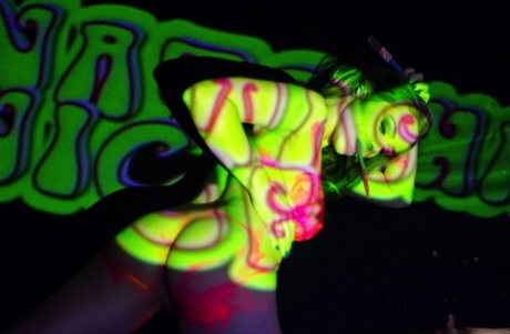 Соло-девушка Наташа Найс играет со своими большими сиськами под черным освещением 6