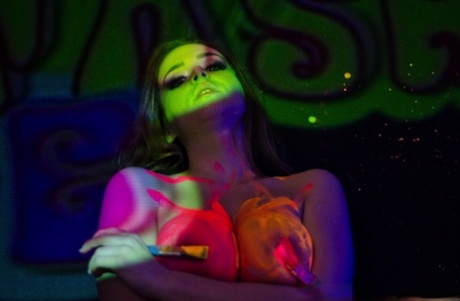 Соло-девушка Наташа Найс играет со своими большими сиськами под черным освещением 3