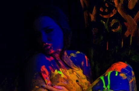 Соло-девушка Наташа Найс играет со своими большими сиськами под черным освещением 16