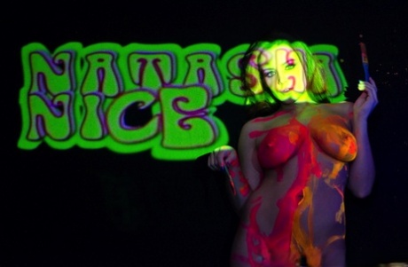 Соло-девушка Наташа Найс играет со своими большими сиськами под черным освещением 7