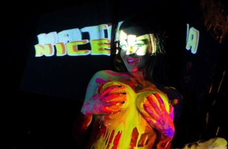 Соло-девушка Наташа Найс играет со своими большими сиськами под черным освещением 14