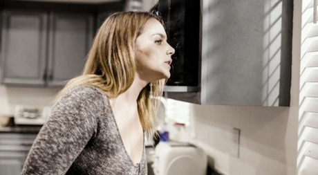 Молоденькая Наташа Найс с большой грудью трахается в жопу со своим черным сводным братом 4