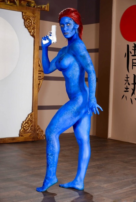 Рыжеволосая фетишистка Николь Энистон выставляет напоказ большие голые сиськи в краске для тела 2