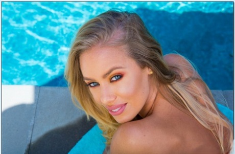 Привлекательная блондинка Николь Энистон снимает свое бикини у бассейна 14