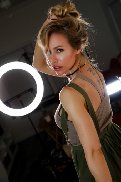 Грязная блондинка Николь Энистон обнажает большие сиськи, стоя на коленях на своей кровати 3