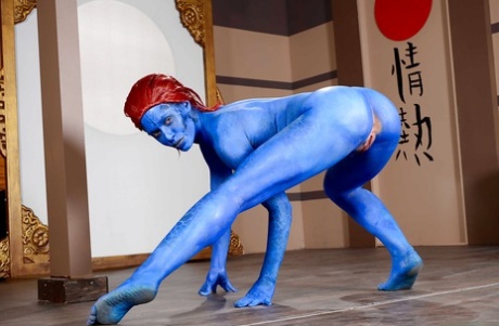 Рыжеволосая фетишистка Николь Энистон выставляет напоказ большие голые сиськи в краске для тела 9