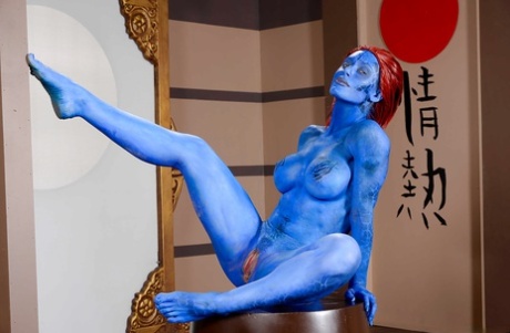 Рыжеволосая фетишистка Николь Энистон выставляет напоказ большие голые сиськи в краске для тела 12