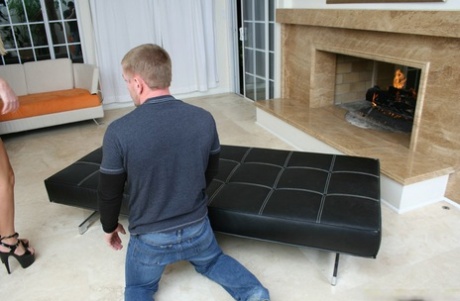 Грудастая милфа Никки Бенц получает большой член в свою жаждущую киску 1