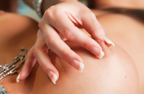 Большегрудые Никки Бенц и Рэйчел Шайн с большими сиськами сосут, прихлебывают, теребят пальцами 4