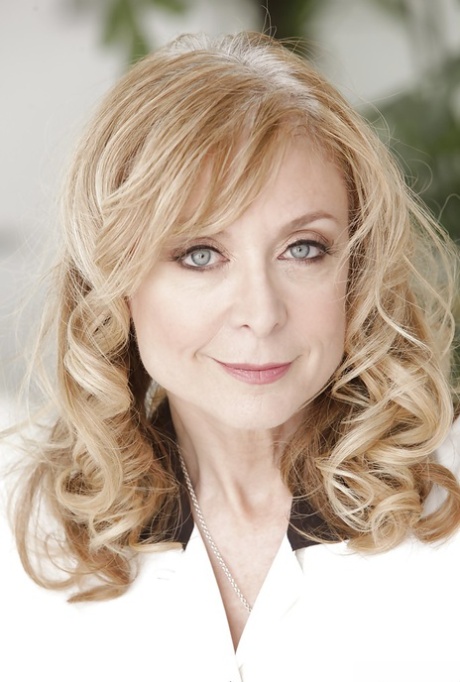 Зрелая мегера Нина Хартли избавляется от своего парадного платья и кружевного нижнего белья 1