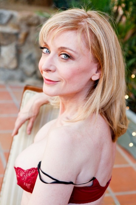 Зрелая женщина Нина Хартли и ее любовница-лесбиянка Сара Стоун модель в нижнем белье 15