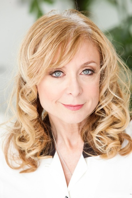 Классическая зрелая леди Нина Хартли трахается пальчиком после раздевания до прозрачных нейлоновых чулок 1