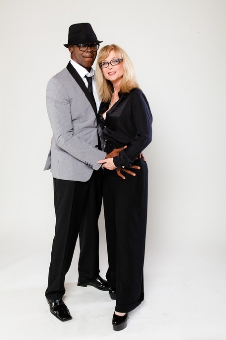 Знаменитая порнозвезда Нина Хартли позирует обнаженной с порнозвездой мужского пола Шоном Майклзом 11