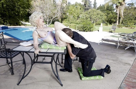 Пышногрудая порнозвезда в возрасте Нина Хартли вылизывает свою бабушкину киску на открытом воздухе 2