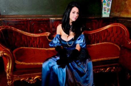 Лесбийские порнозвезды Луиза Дженсон и Пейдж Турнах целуются в старинной одежде 1