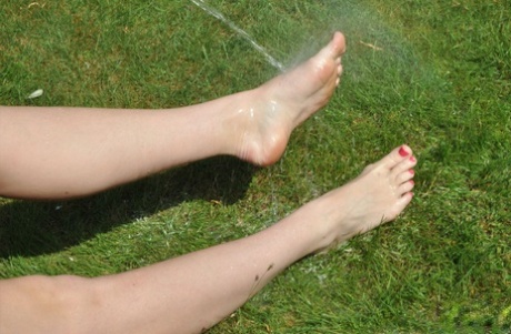 Британка Пиаже Турна лижет и сосет собственные пальцы ног на лужайке 15