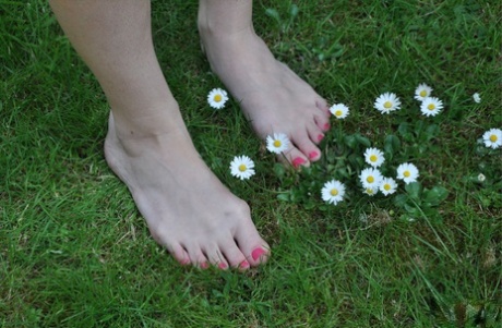 Британка Пиаже Турна лижет и сосет собственные пальцы ног на лужайке 1