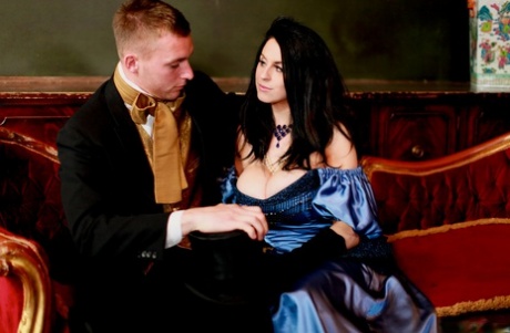 Лесбийские порнозвезды Луиза Дженсон и Пейдж Турнах целуются в старинной одежде 8